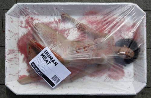 "Human meat": protesta vegana