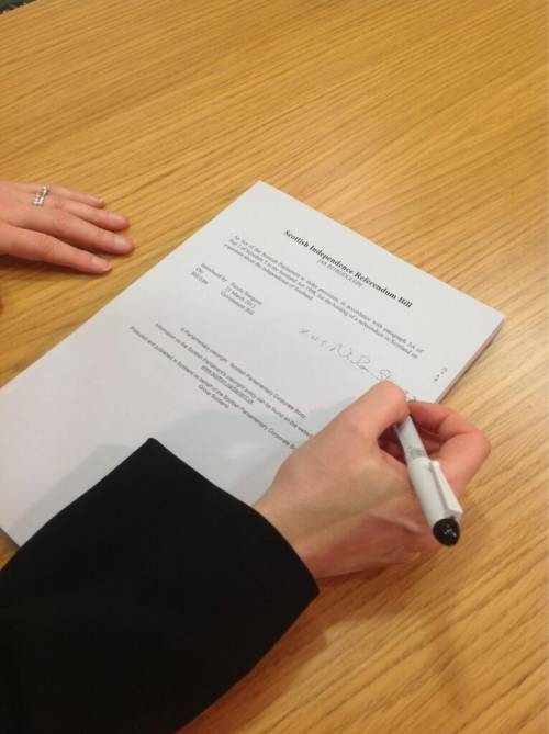La vicepremier Nicola Sturgeon firma il testo del referendum per l'indipendenza