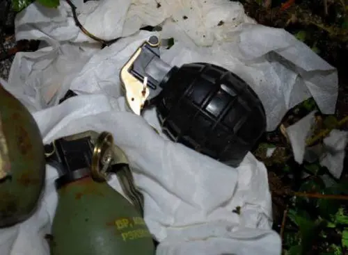 Ritrovata una cassa con bombe a mano e mitra