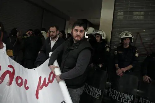 Cipro, tafferugli davanti al Parlamento