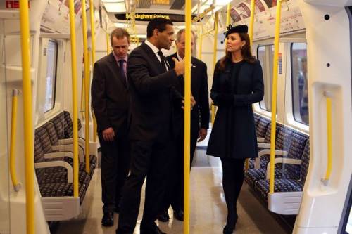 "Baby on board", Kate in metrò con la spilla
