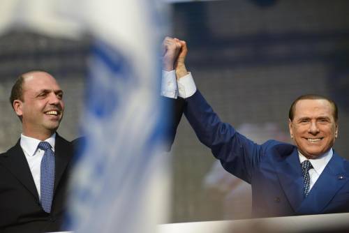 Silvio Berlusconi e il segretario del Pdl Angelino Alfano in piazza del Popolo
