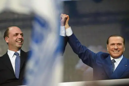 Silvio Berlusconi e il segretario del Pdl Angelino Alfano in piazza del Popolo