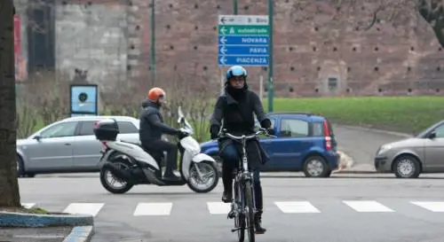 Un cieco fa volantinaggio in moto. Giudice lo assolve: "È solo irresponsabile"