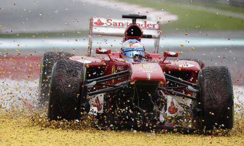 Alonso uomo solo nella sabbia, Vettel uomo solo al comando