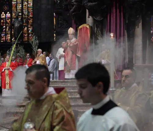 Ratzinger e Bergoglio nell'omelia di Scola: «Accogliamo gli ultimi»
