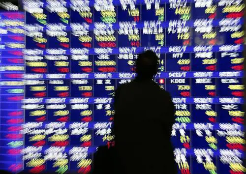 Torna la minaccia di Moody's: Piazza Affari giù, lo spread su