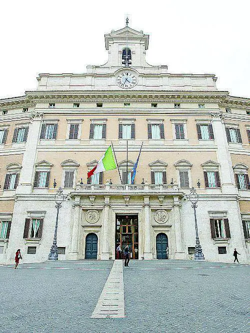 Italia maglia nera: costi della politica più alti d'Europa