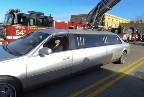 Autista e macchina di lusso: ecco il nuovo taxi (con la app)