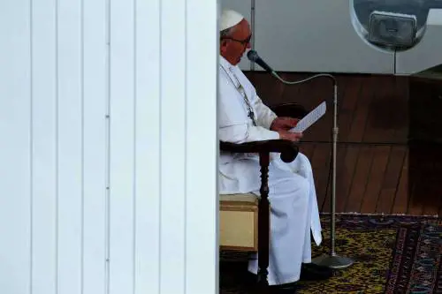 Perché Bergoglio fa saltare le solite liturgie dei media