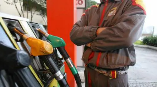 Roma, benzinaio preso a sprangate