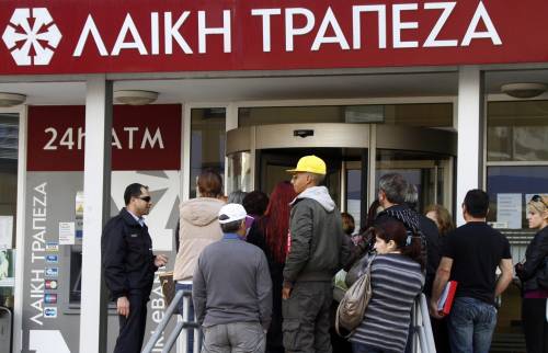 Correntisti in coda davanti a una filiale della Laiki Bank a Nicosia