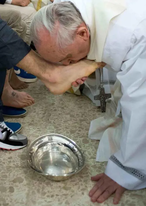 Il Papa «servitore» lava i piedi ai reclusi