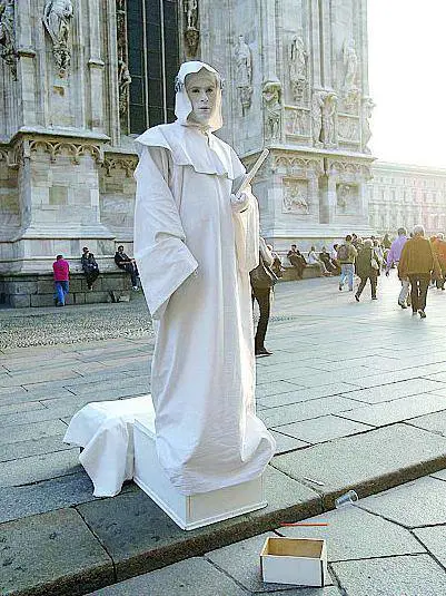 Cartellino giallo a mimi e band