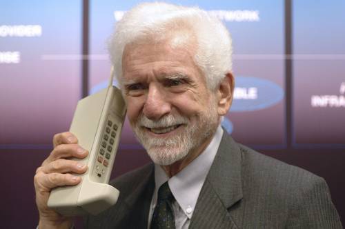40 anni fa iniziava l'era del telefonino con un Motorola: ecco come era