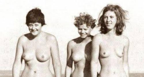 Merkel giovane e nuda: la foto fa il giro del web