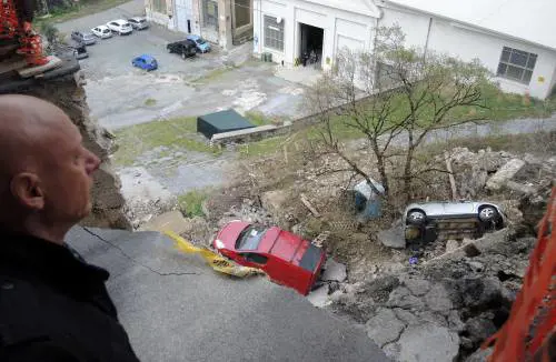 Maltempo, Genova: frana in via Ventotene. Due auto in un dirupo