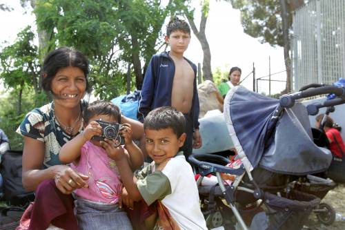 L'Ue contro campi rom: "Nomadi segregati"