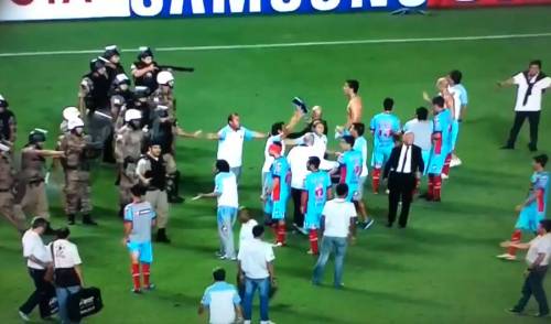 Coppa Libertadores, follia in campo: la polizia punta i fucili contro i calciatori