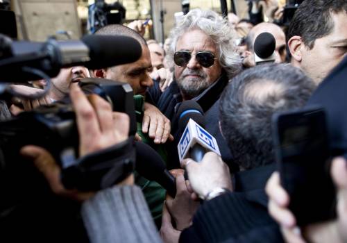 Beppe Grilo tra operatori e giornalisti