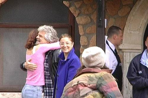 Beppe Grillo abbraccia una parlamentare del M5S a Villa Valente