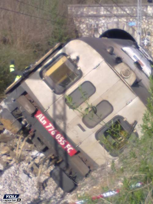 Perugia, treno deragliato 15 feriti: non sono gravi