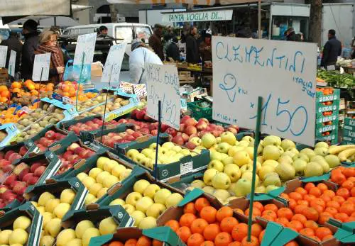 La crisi fa chiudere i negozi ma moltiplica le bancarelle
