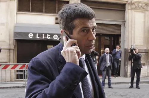Onorevole Maurizio Lupi di fronte alla sede del Pdl