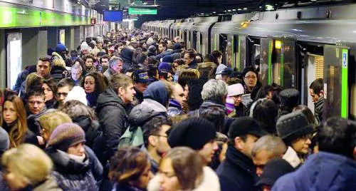 Folla in metropolitana a causa di un guasto a un convoglio