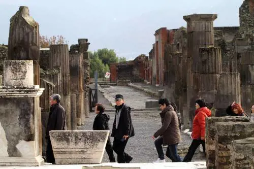 Turisti in visita negli scavi archeologici di Pompei