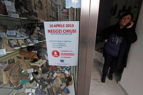Negozi chiusi contro la Ztl Commercianti contro De Magistris Bombe carta e petardi a Napoli