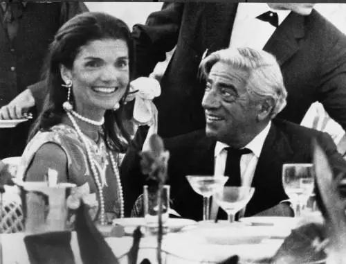 Le donne, i soldi, le armi e gli amori Onassis, l'uomo che ebbe (quasi) tutto