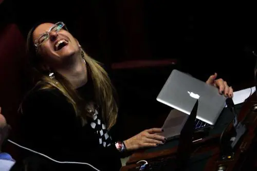 La capogruppo del M5S Roberta Lombardi ride sguaiatamente in Aula