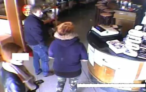 Le due 15enni e Mirco Sacher in una gelateria