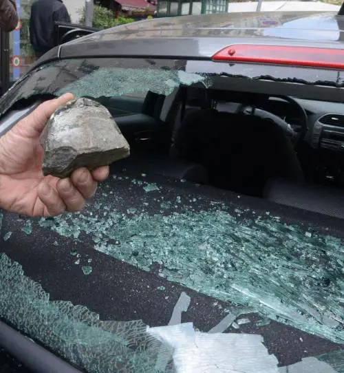 Rivendicata la bomba in redazione Ieri cubetti di porfido contro un'auto