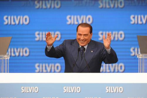 Silvio Berlusconi interviene in Piazza Libertà a Bari
