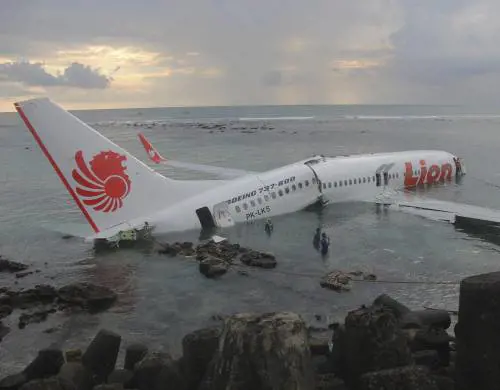 Aereo finisce in mare e si spezza ma tutti i passeggeri si salvano