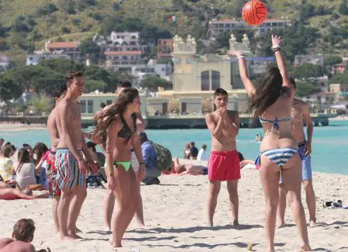 Voglia di mare: a Ostia si torna già in spiaggia