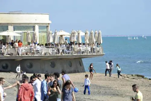70enne fermato sul litorale di Ostia. Correva nudo dalla vita in giù