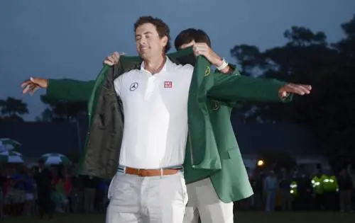 Bubba Watson fa indossare la giacca verde a Adam Scott, vincitore dell'Augusta Masters