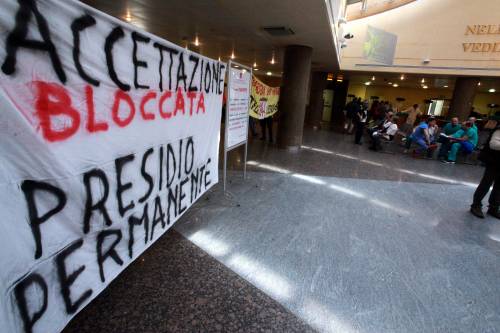 Protesta al San Raffaele: scontri con la polizia. Feriti due manifestanti
