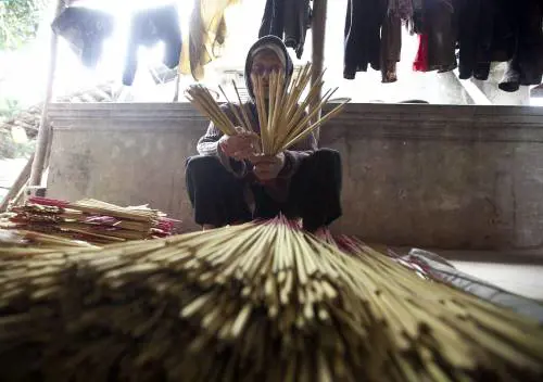 Vietnam, così si fa l'incenso
