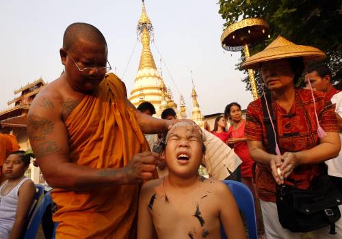 Tailandia, i bambini che saranno monaci buddisti