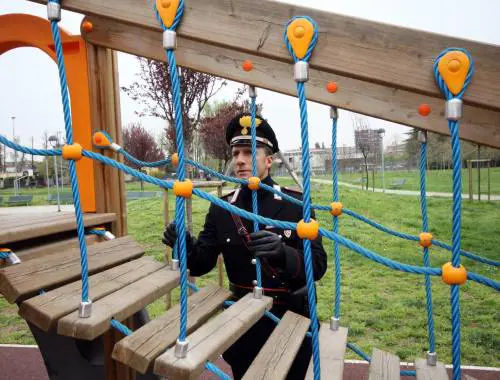 Gioca col guinzaglio del cane: a 12 anni si impicca alla giostra