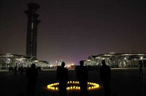 Pechino, veglia funebre per le vittime di Boston