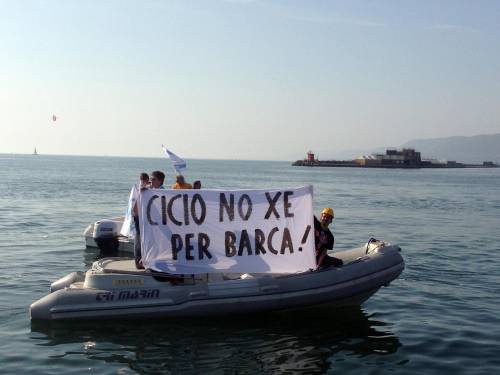 Contestazione allo sbarco di Beppe Grillo in barca a vela a Trieste