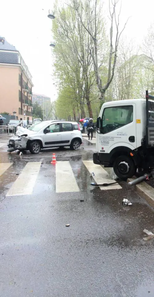 Travolto e ucciso sul marciapiede da un camion