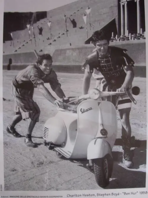 Charlton Heston in Vespa nei panni di Ben Hur