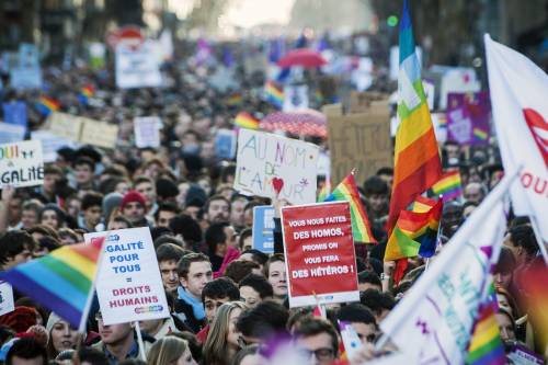 Francia, via libero definitivo ai matrimoni e alle adozioni gay