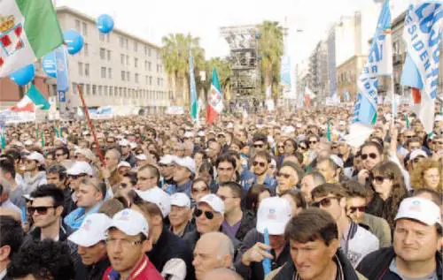 Il Pdl ha le casse vuote Berlusconi in piazza lancia la raccolta fondi